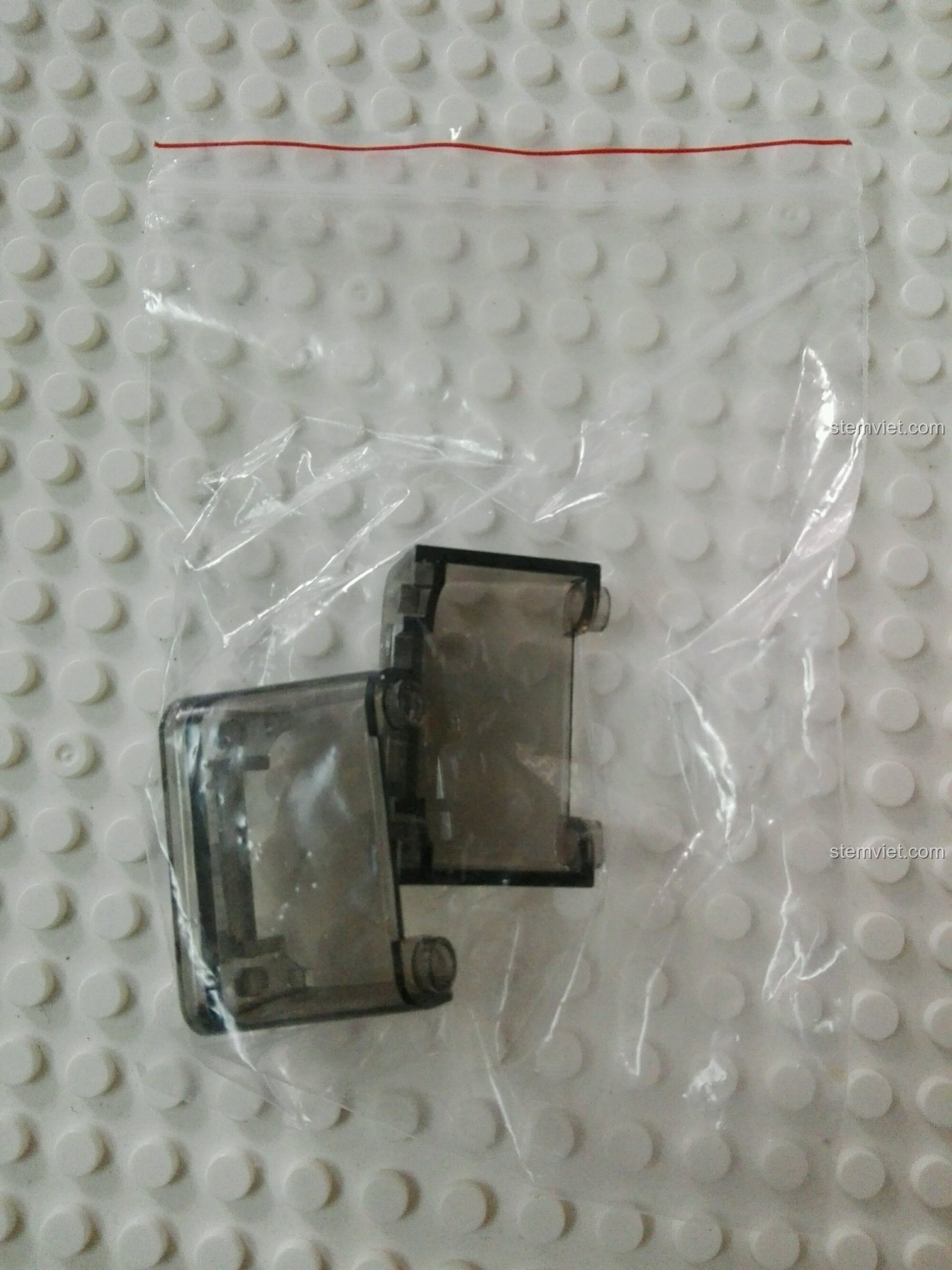 Các chi tiết kính trong suốt được đóng gói riêng trong túi nilon để tránh trầy xước.