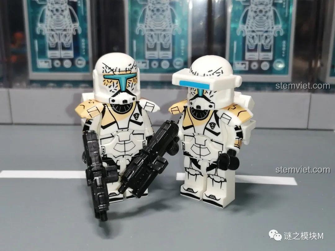 So sánh hai minifigure Gregor, một chiếc bị thiếu kính ngắm, cho thấy tầm quan trọng của việc kiểm tra sản phẩm.