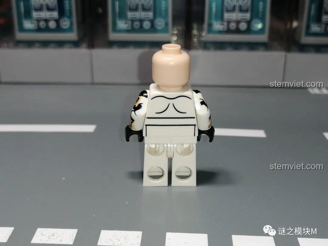 Mặt sau của thân minifigure Gregor, cho thấy các chi tiết in ấn.