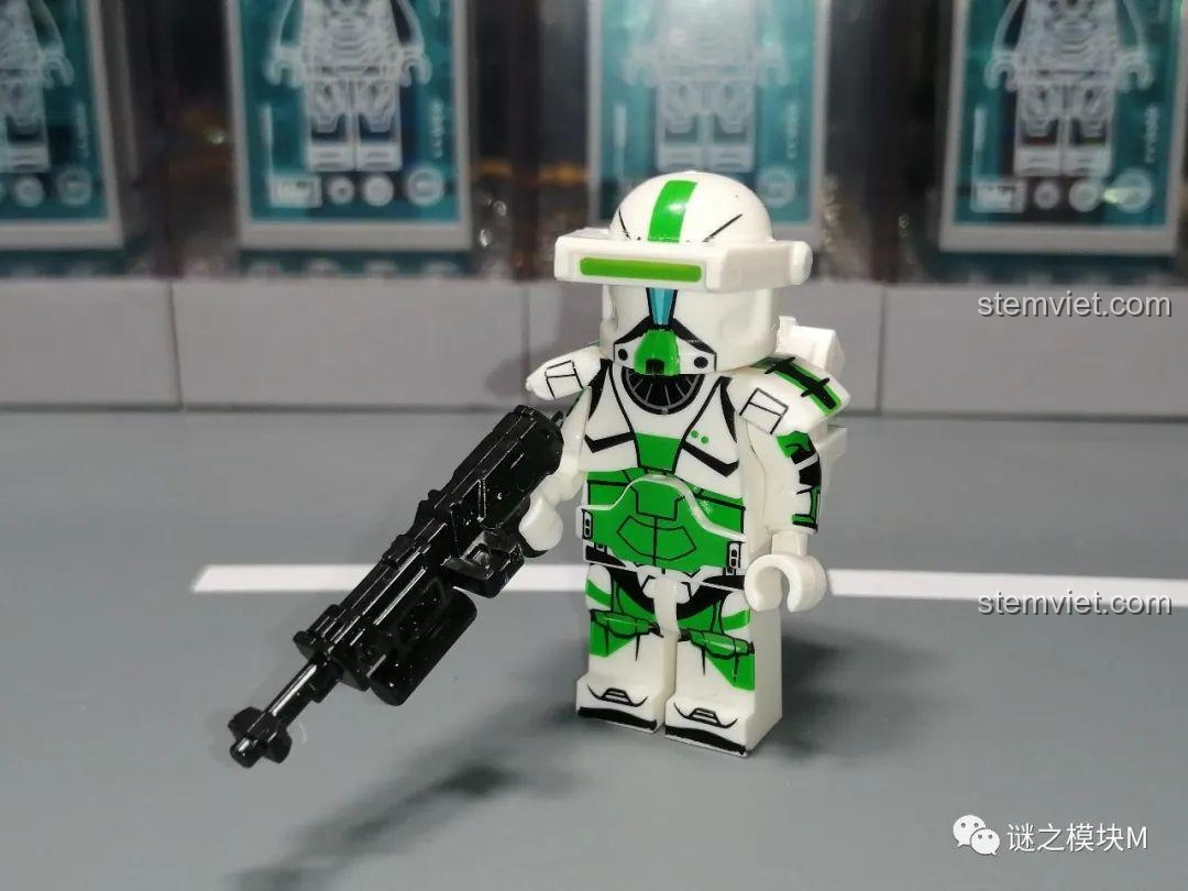 Ảnh review chi tiết minifigure Fixer (XP-378) với giáp màu xanh lá.