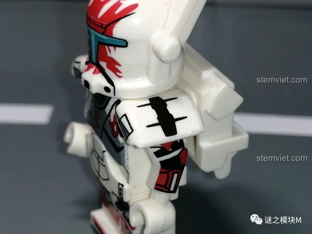 Ảnh review minifigure Sev (XP-380) từ set KORUIT KT1049, với giáp màu đỏ và xám đặc trưng. Đồ chơi mô hình Lính nhân bản Commando.