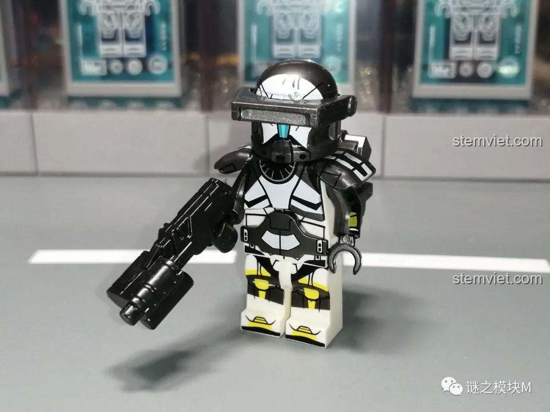 Ảnh review chi tiết minifigure Scorch (XP-379) với giáp màu xám và vàng.