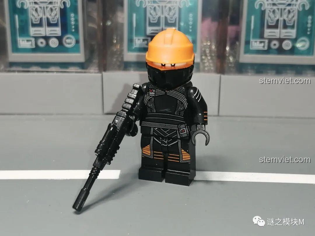 Minifigure Fennec Shand với mũ bảo hiểm cam và vũ khí, từ bộ lắp ghép Minifigures Chiến tranh giữa các vì sao Koruit, đồ chơi chất lượng cao.