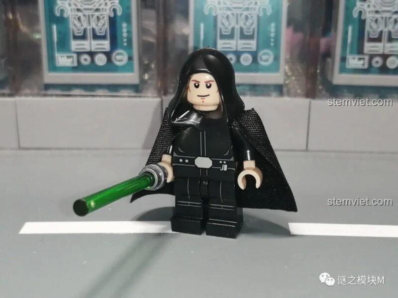 Minifigure Luke Skywalker với kiếm ánh sáng xanh lá, thuộc bộ đồ chơi Minifigures Star Wars Koruit KT1052, đồ chơi xếp hình cho bé 8 tuổi.