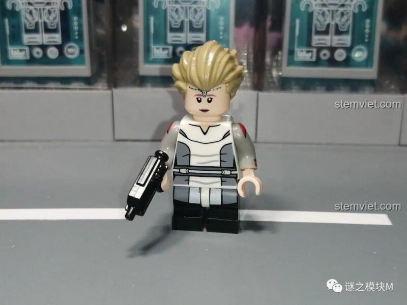 Minifigure Omega với trang phục trắng và súng, một phần của bộ đồ chơi Minifigures Star Wars XP-340, đồ chơi mô hình độc đáo.