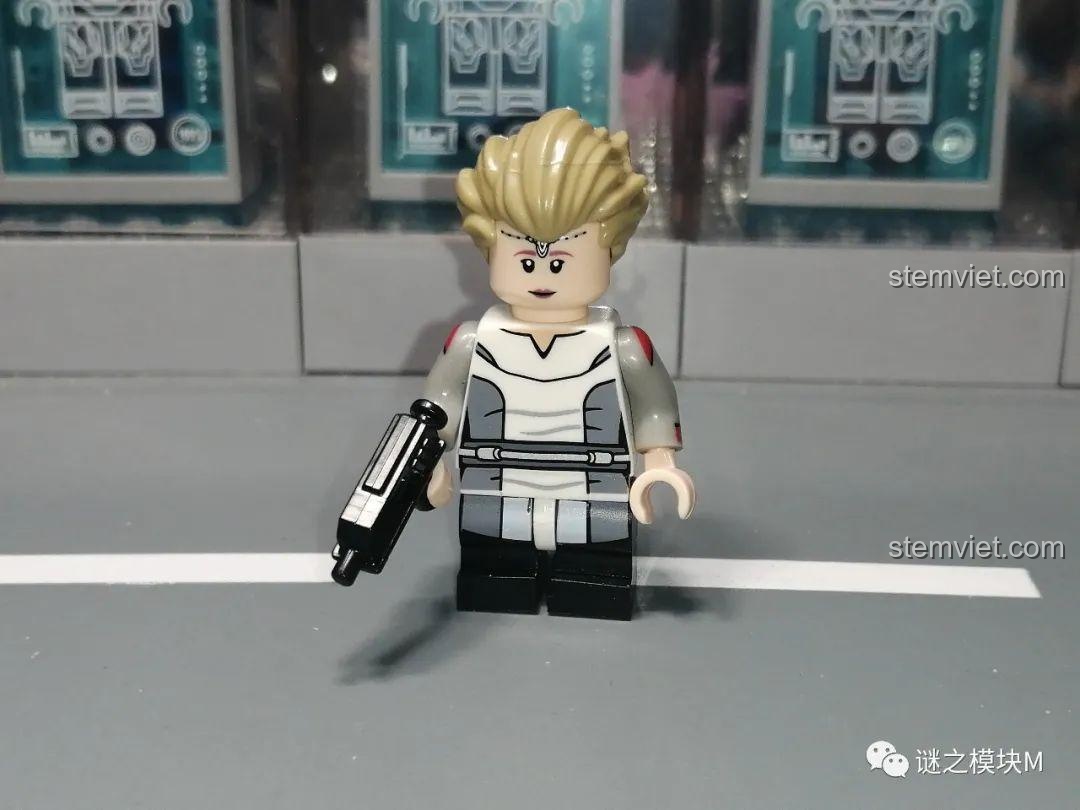 Minifigure Omega với trang phục trắng và súng, một phần của bộ đồ chơi Minifigures Star Wars XP-340, đồ chơi mô hình độc đáo.