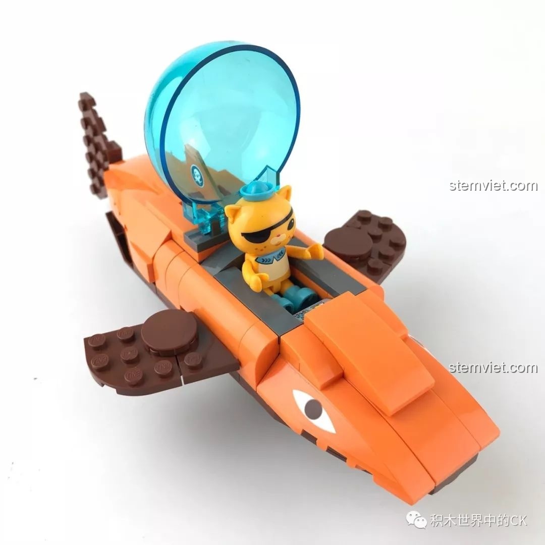 Minifigure Kwazii ngồi bên trong khoang lái của Tàu Cá Mập Hổ, sẵn sàng cho nhiệm vụ thám hiểm đại dương.