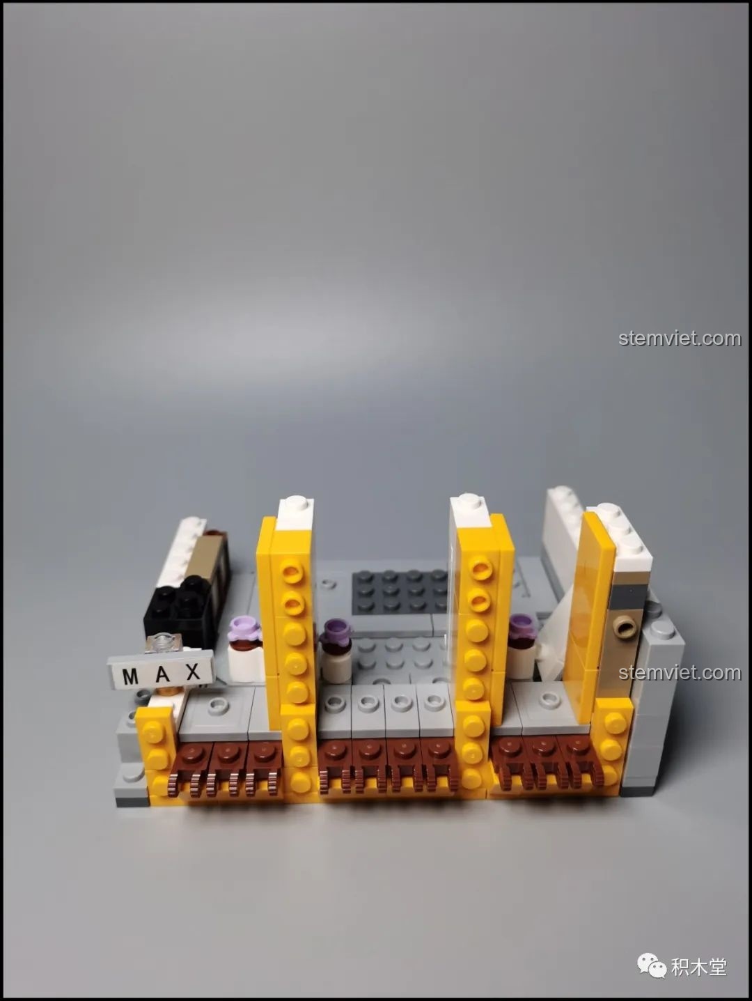 Quá trình dựng cột và tường cho tầng 2 của bộ Leier 10003, thể hiện kỹ thuật lắp ráp nâng cao.