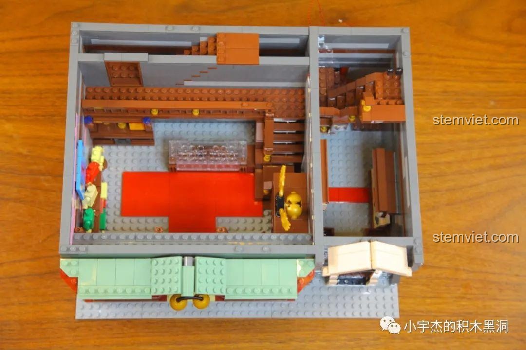 Kỹ thuật lắp ráp bức tường nghiêng độc đáo trên bộ Mould King 16039, tạo hiệu ứng kiến trúc đặc biệt.