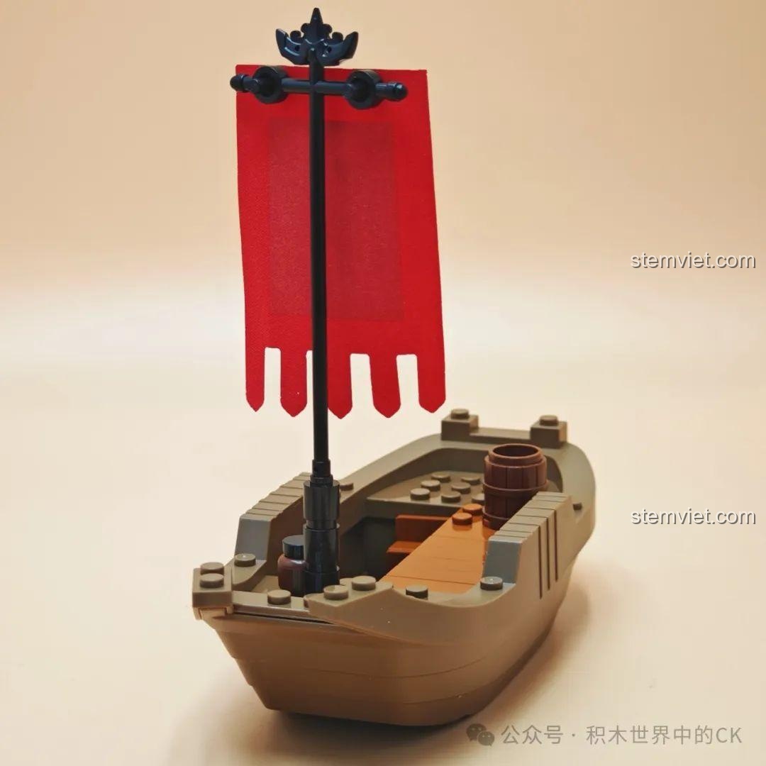 Chi tiết lá cờ vải trên cột buồm của chiến thuyền trong bộ lắp ghép Quan Vũ và Chu Thương cho bé 8+.
