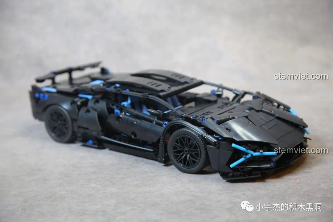 Góc nhìn 3/4 phía sau của bộ đồ chơi lắp ghép Lamborghini Sián FKP 37 Cyberpunk MK6002 chưa dán decal, với cánh gió và ống xả chi tiết.