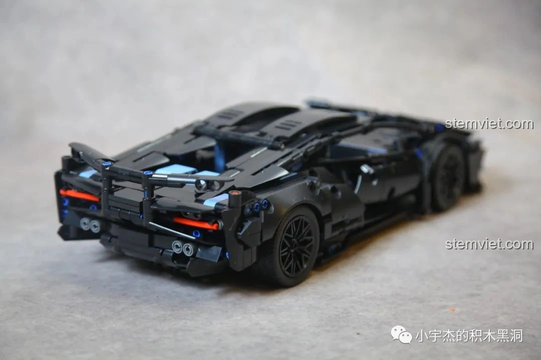 Góc nhìn trực diện phía sau của mô hình Lamborghini Sián FKP 37 Cyberpunk MK6002 chưa dán decal, thể hiện chi tiết đèn hậu.