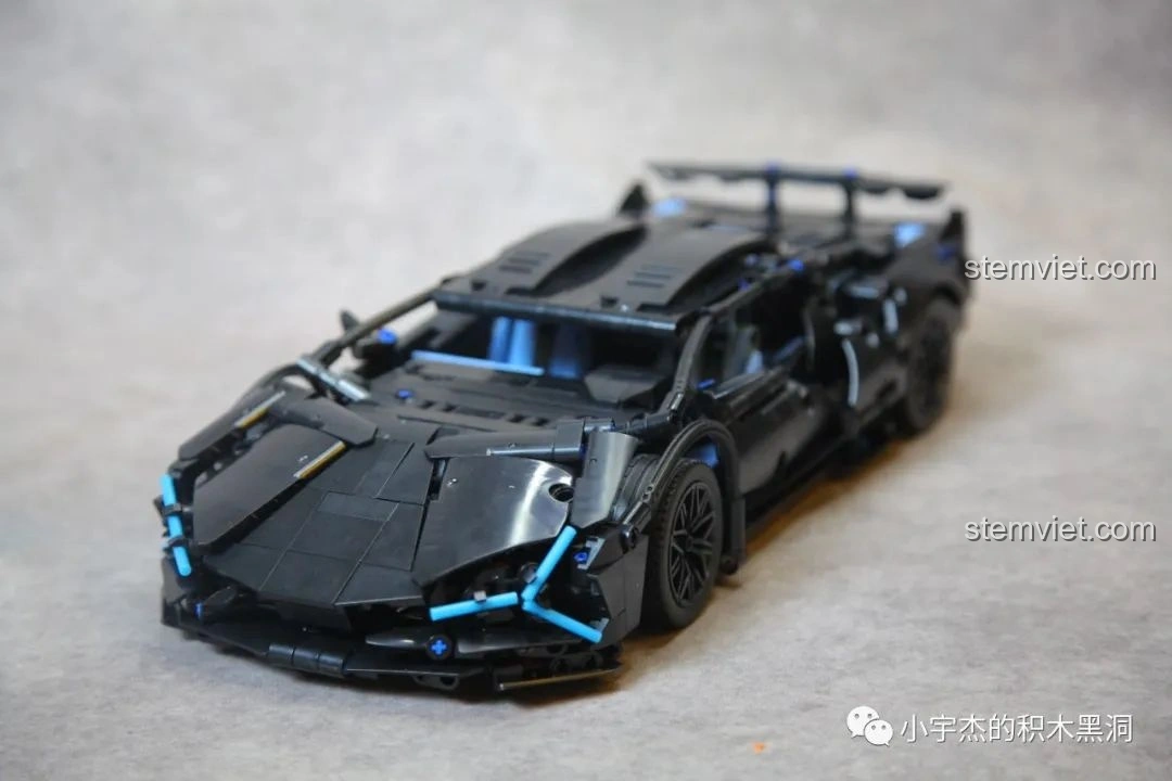 Góc nhìn 3/4 phía trước của bộ lắp ráp Lamborghini Sián FKP 37 Cyberpunk MK6002 chưa dán decal, với các chi tiết đèn pha nổi bật.