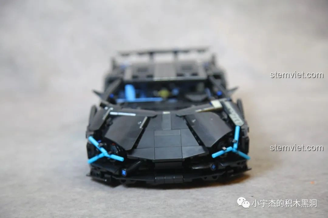 Góc nhìn trực diện phía trước của mô hình Lamborghini Sián FKP 37 Cyberpunk MK6002 chưa dán decal, thể hiện sự mạnh mẽ của thiết kế.