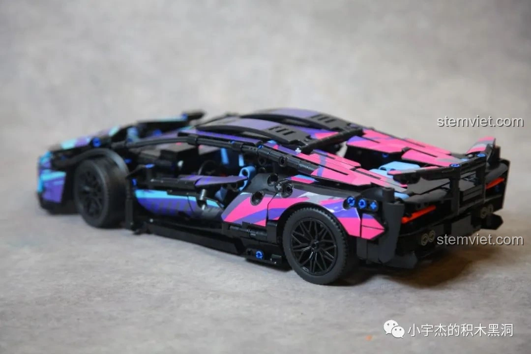 Góc nhìn động của bộ lắp ráp Lamborghini Sián FKP 37 Cyberpunk MK6002 đã dán decal, thể hiện sự mạnh mẽ và tốc độ.