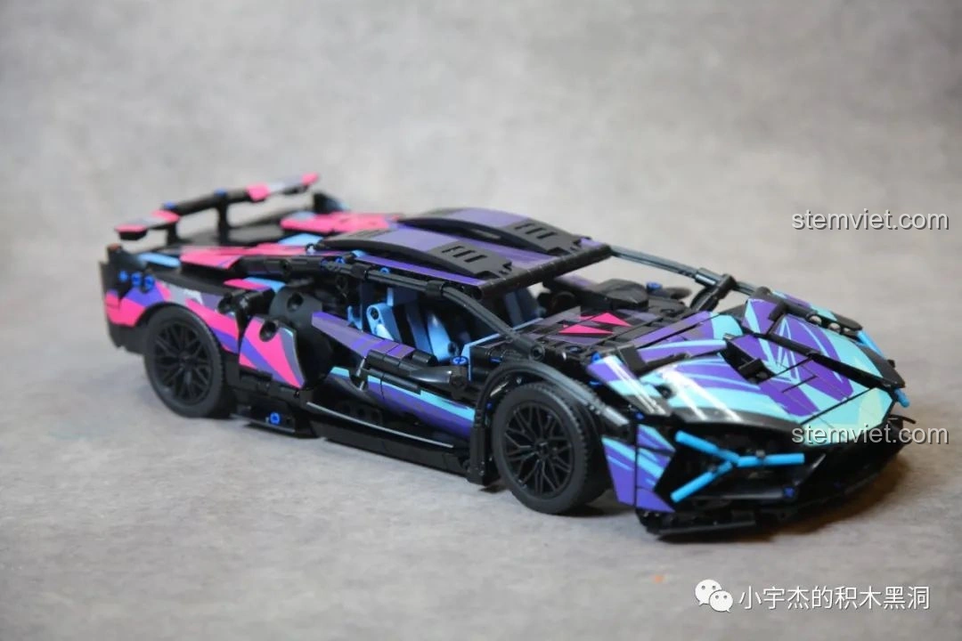 Góc nhìn ngang của bộ đồ chơi lắp ghép Lamborghini Sián FKP 37 Cyberpunk MK6002 đã dán decal, thể hiện sự hài hòa của họa tiết.