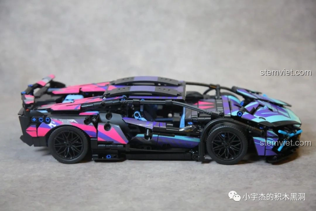 Góc nhìn 3/4 phía sau của mô hình Lamborghini Sián FKP 37 Cyberpunk MK6002 đã dán decal, với cánh gió và chi tiết đuôi xe nổi bật.