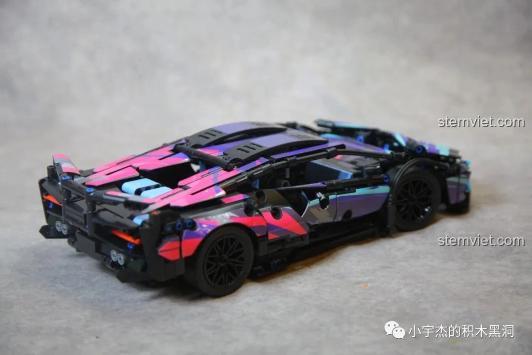 Góc nhìn trực diện phía sau của bộ xếp hình Lamborghini Sián FKP 37 Cyberpunk MK6002 đã dán decal, làm nổi bật phần đuôi xe.