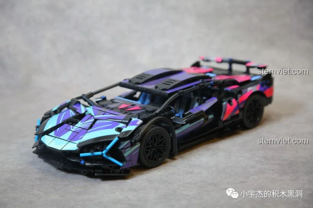 Góc nhìn 3/4 phía trước của bộ lắp ráp Lamborghini Sián FKP 37 Cyberpunk MK6002 đã dán decal, với các họa tiết Cyberpunk nổi bật.
