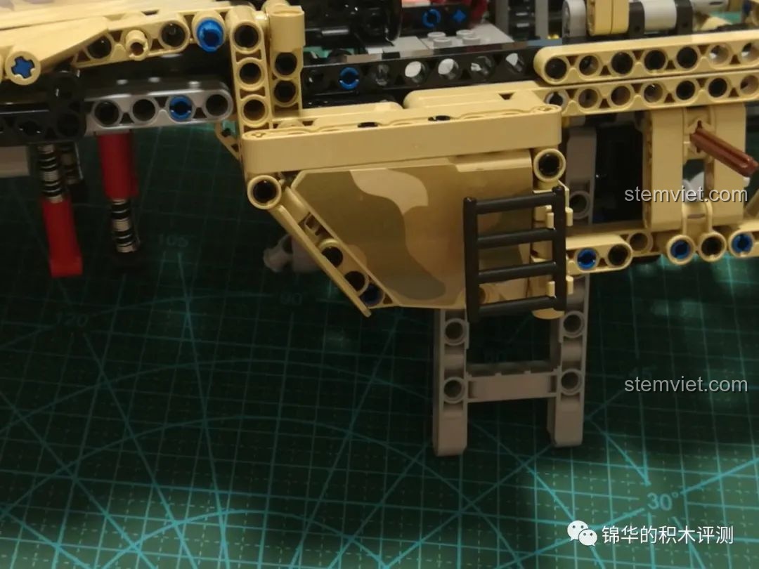 Lắp bậc thang vào bên hông xe trong bộ đồ chơi lắp ráp Xe bọc thép chở quân Marauder 13131.