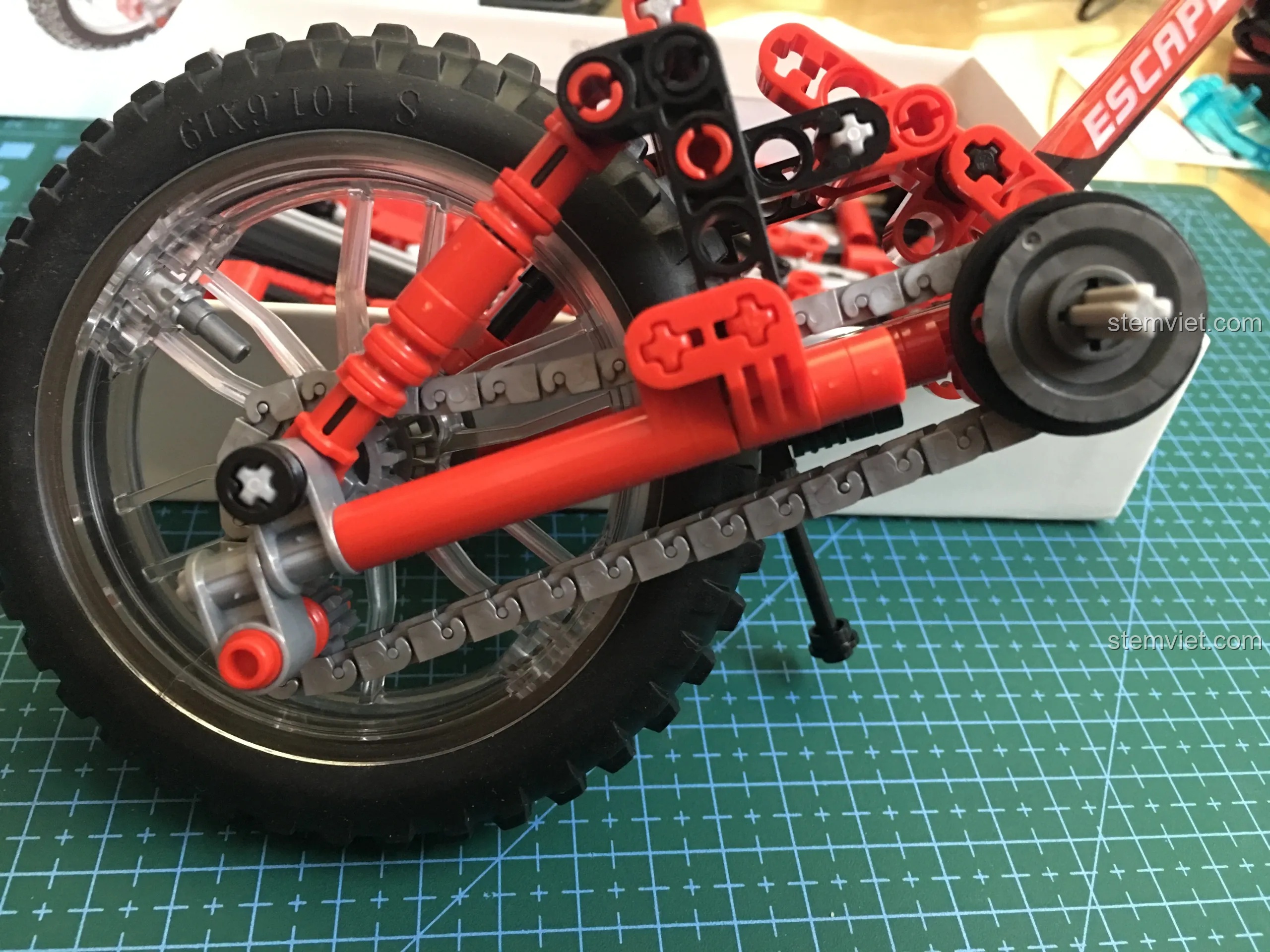 Lắp bánh sau và hệ thống xích vào khung xe đạp Sembo 703302, mô hình đã gần hoàn thiện.