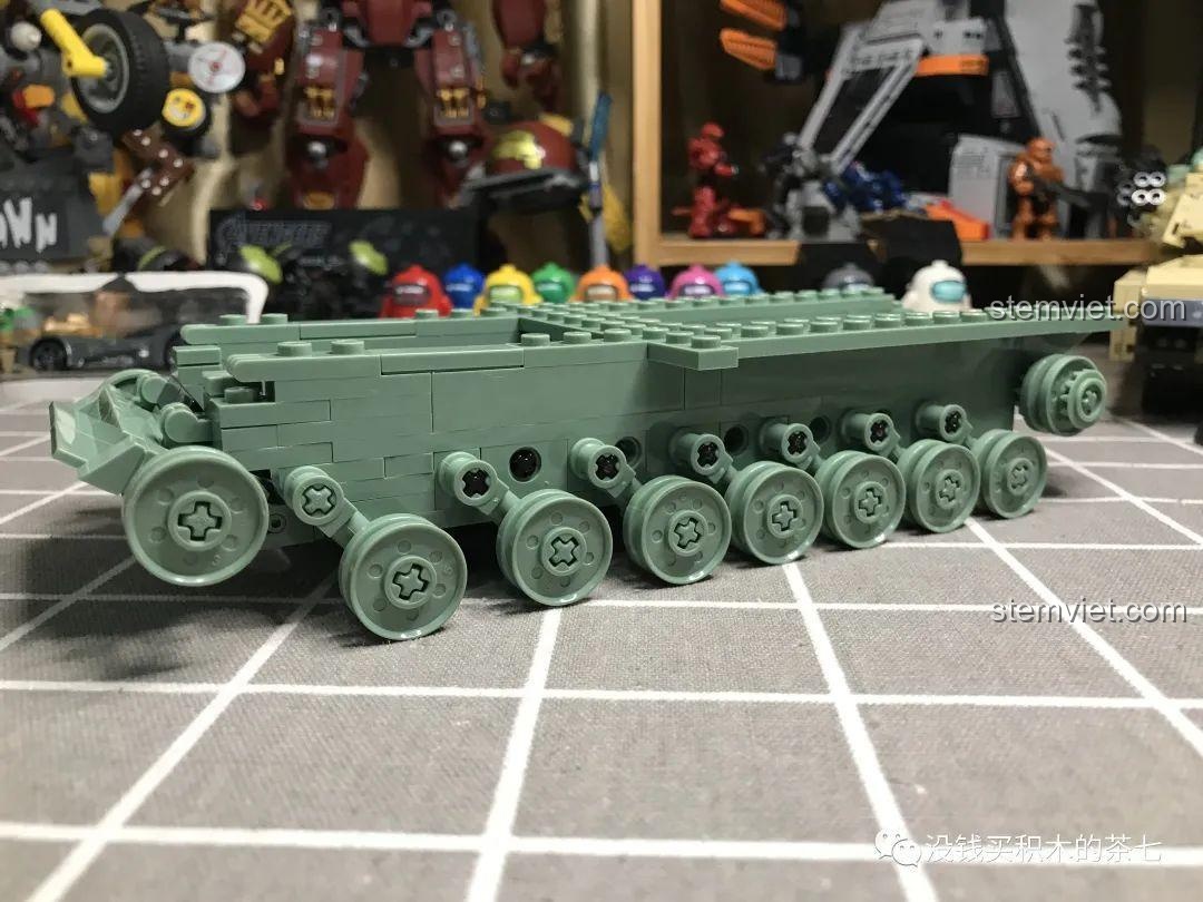 Lắp đặt các bánh xe vào hệ thống treo của xe tăng Jiazhi 0101.