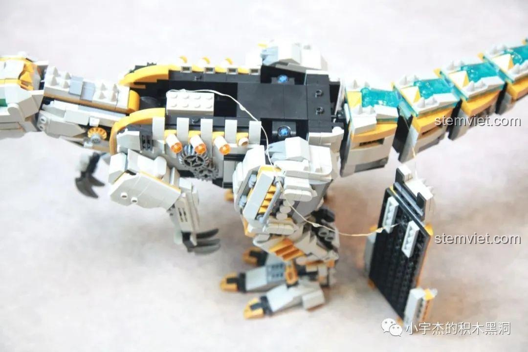 Quá trình lắp đặt dây đèn LED vào bên trong thân của mô hình Khủng Long Máy Allosaurus.