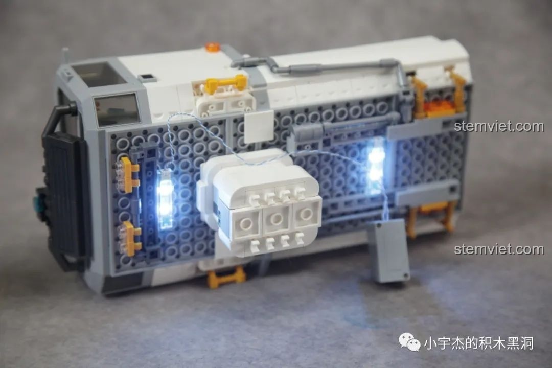 Quá trình lắp đặt bộ đèn LED vào phần gầm của Xe Vận Tải Mặt Trăng SEMBO 107105.