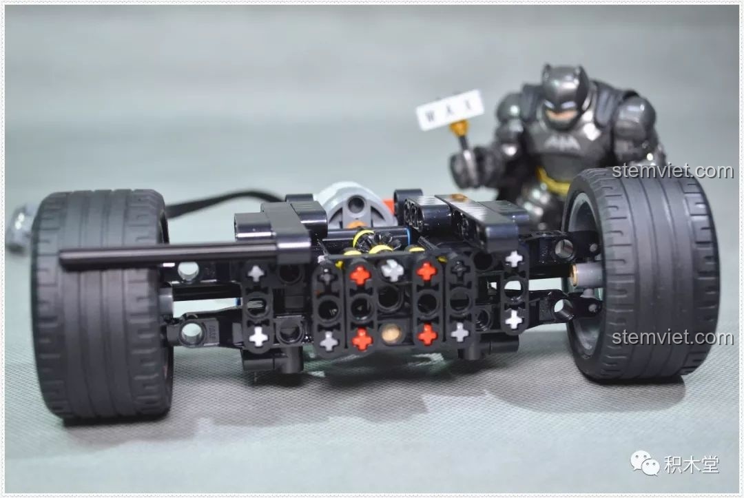 Lắp đặt động cơ vào khung sau của Xe đua F1 Ferrari 701000 xịn giá rẻ.