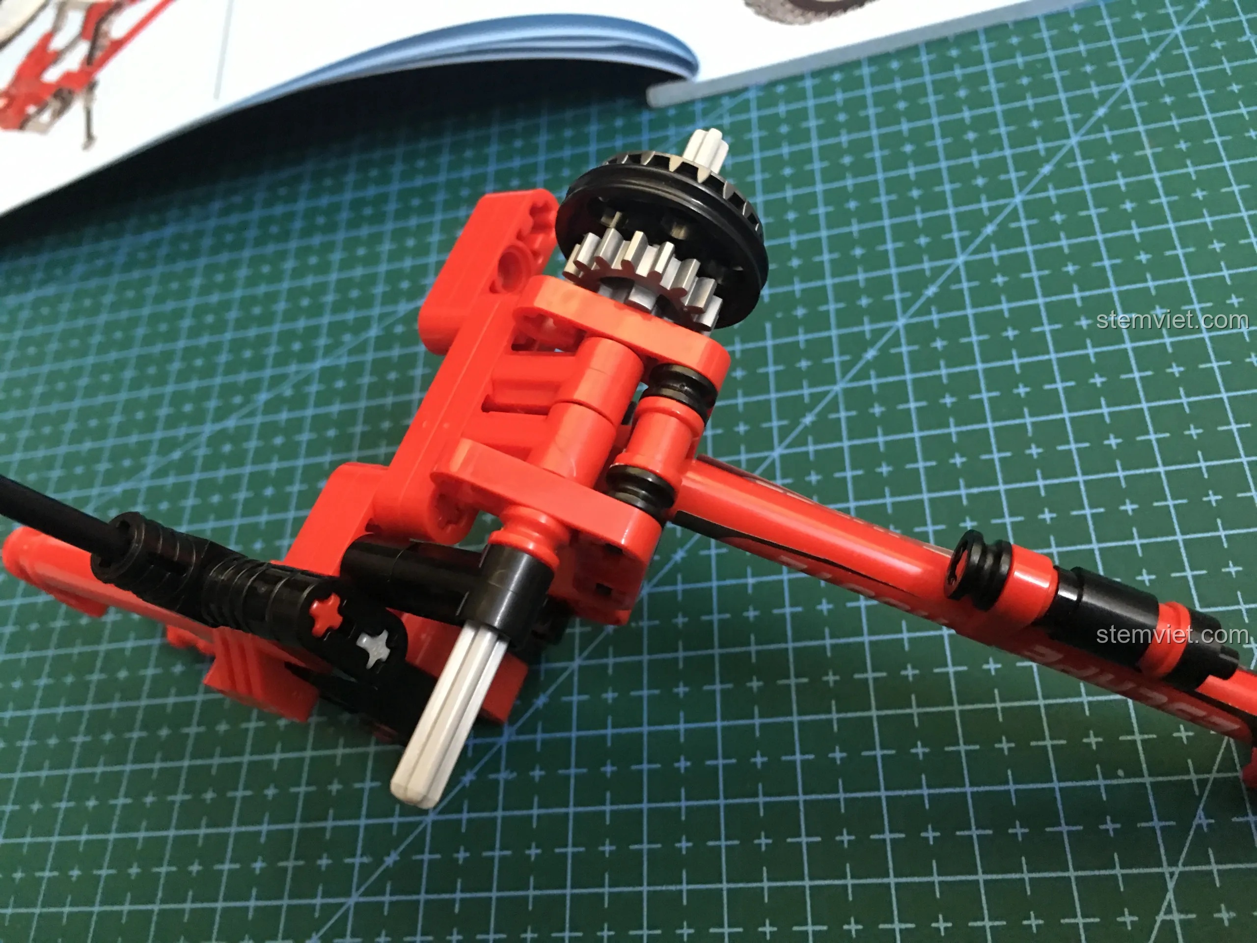 Lắp đặt hệ thống bánh răng vào khung xe đạp Sembo 703302, một bước quan trọng trong quy trình lắp ráp.