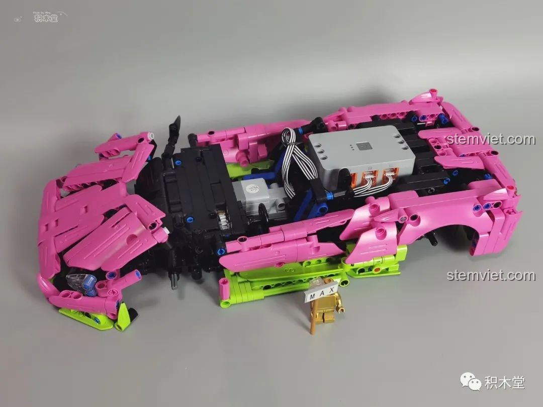 Lắp đặt hộp pin và các động cơ vào trung tâm của mô hình xe Wanzhi 9803 trước khi hoàn thiện.