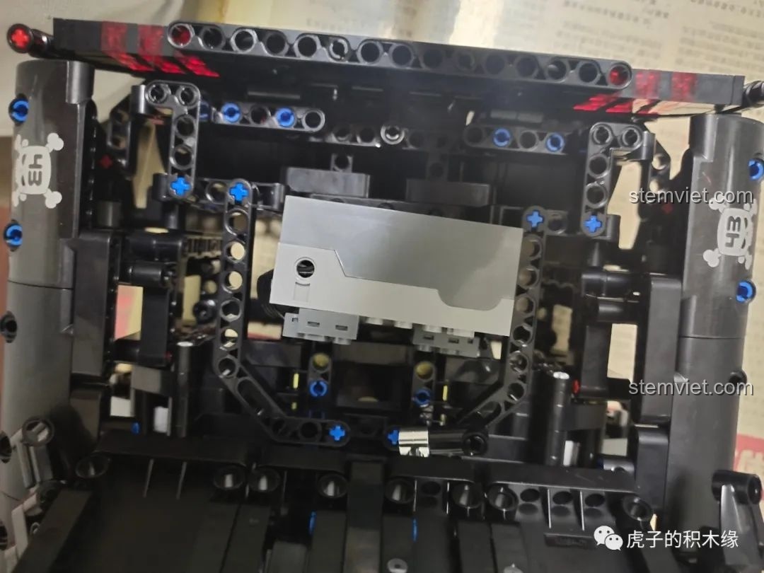 Lắp đặt hộp pin vào vị trí cốp sau của xe Mould King 13108, một bước quan trọng cho phiên bản RC.