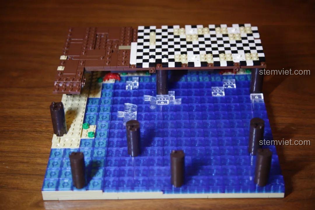 Sàn nhà hàng được lắp đặt cẩn thận lên các cột trụ trên nền biển của bộ UrGe 30101.