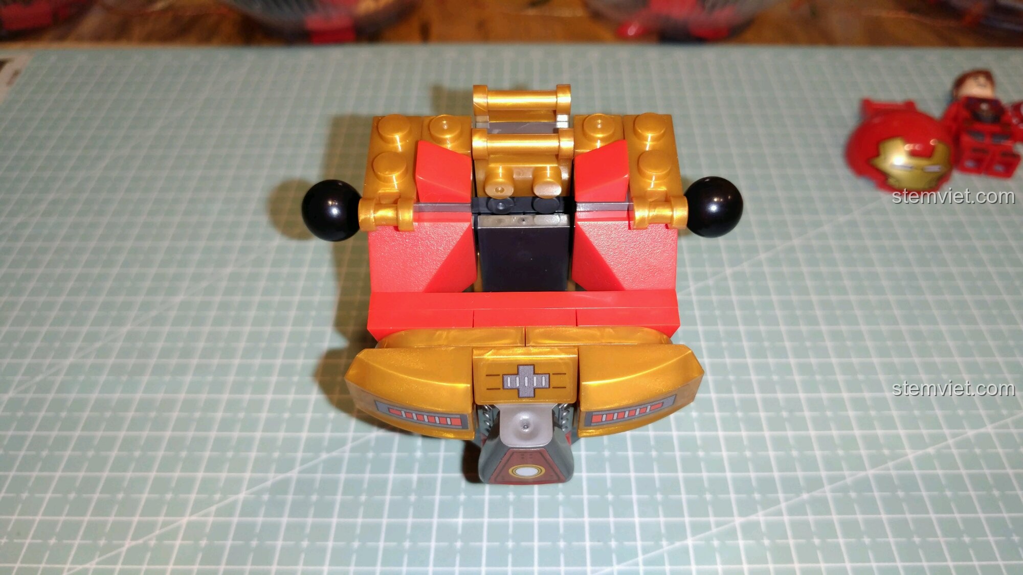 Lắp đầu vào thân của bộ xếp hình Người máy Hulkbuster MK16 cho bé 6 tuổi, tạo nên hình dáng hoàn chỉnh.
