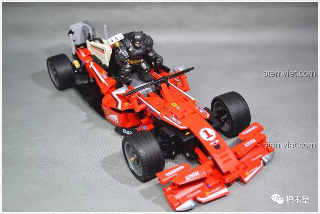 Lắp ghế lái vào buồng lái của bộ lắp ráp Ferrari FRR-F1 cho trẻ em trên 6 tuổi.