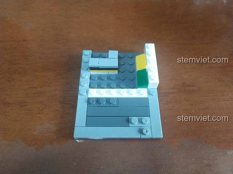 Xây dựng tầng một của mô hình cửa hàng tiện lợi Sembo SD6014 với quầy thu ngân và kệ hàng đầu tiên được định hình.