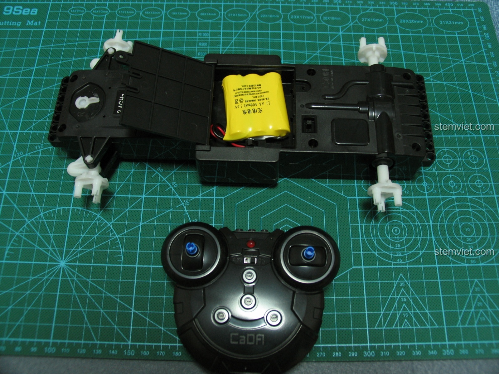 Lắp bộ pin sạc vào khoang chứa pin trên khung gầm xe bán tải CaDA C51005, sẵn sàng cho việc vận hành.