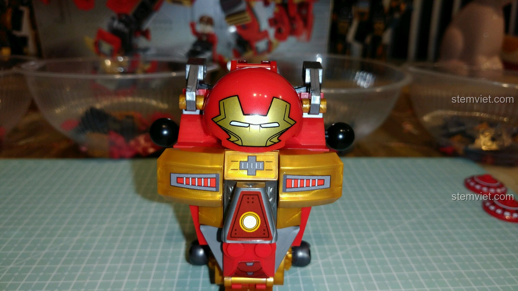 Lắp ráp phần ba lô động cơ đẩy của đồ chơi lắp ghép Mecha Hulkbuster cho trẻ từ 6 tuổi.