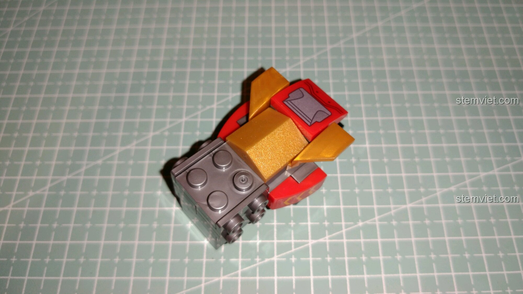 Lắp ráp bàn chân với các tấm giáp cử động được của bộ lắp ráp Mô hình Iron Man Hulkbuster MK16.