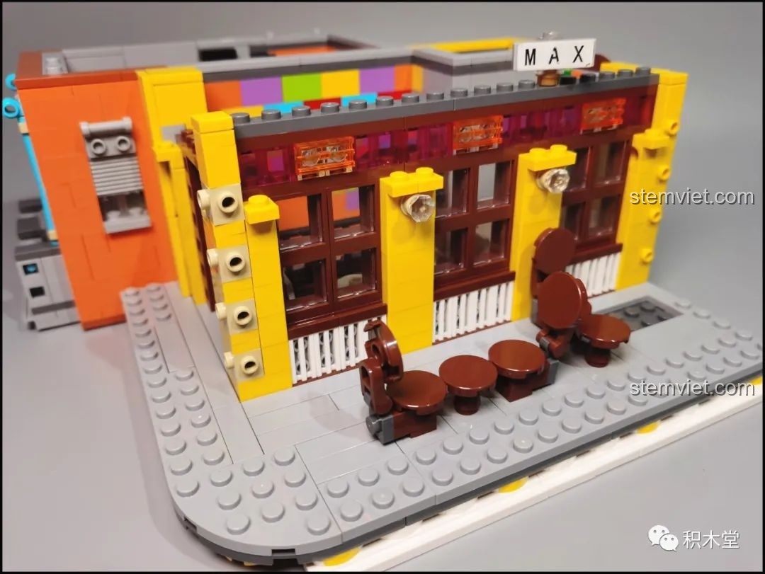 Lắp ráp khu vực ban công ngoài trời trên tầng 2 với bàn ghế và lan can màu đen.