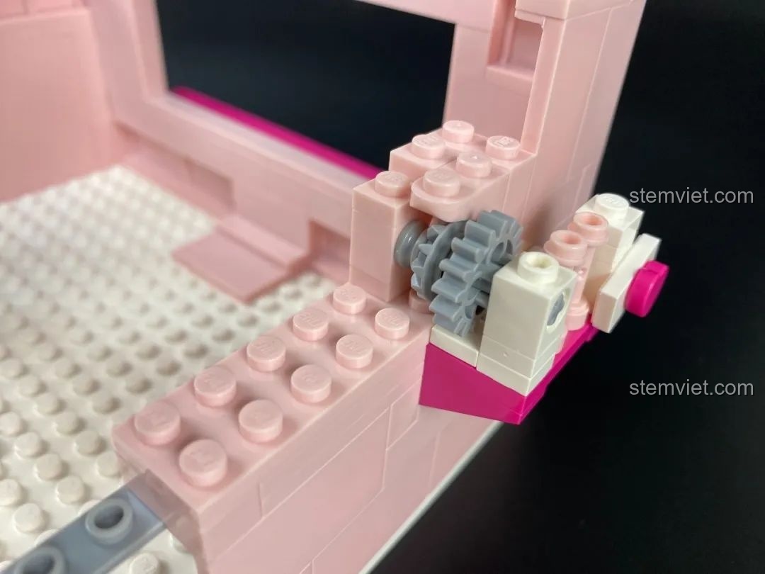 Cận cảnh lắp ráp bộ bánh răng cho cơ chế xoay của mô hình Keeppley DZ0155.