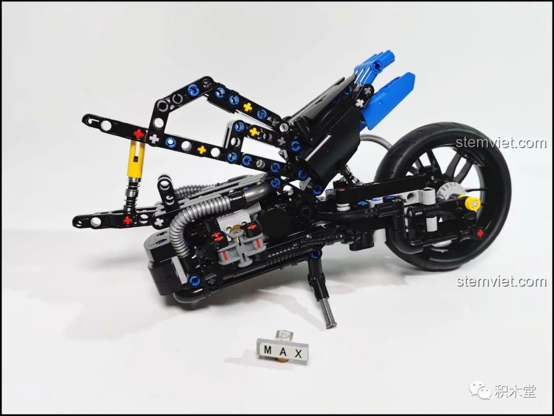 Bánh trước và càng xe của bộ Leier 50008 Mô tô BMW R1200GS Rallye được lắp ráp riêng biệt trước khi gắn vào khung.