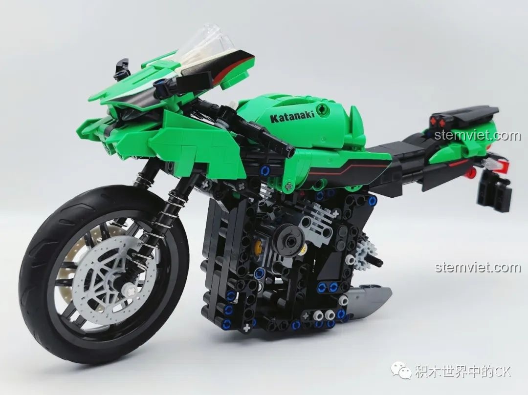 Mô hình xe máy Kawasaki Ninja ZX-10R đang trong giai đoạn hoàn thiện với bánh trước và phần đầu xe.