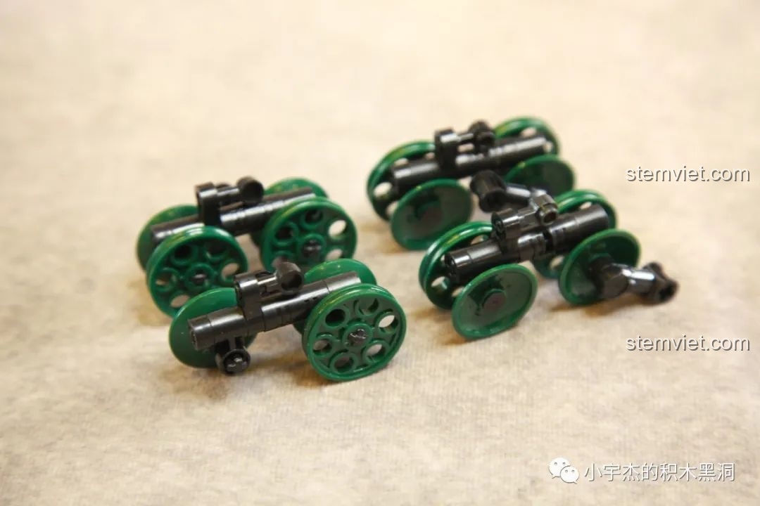 Các cụm bánh xe của đồ chơi xây dựng Cỗ máy chiến tranh Bắc Âu được lắp ráp riêng lẻ trước khi gắn vào thân xe tăng.