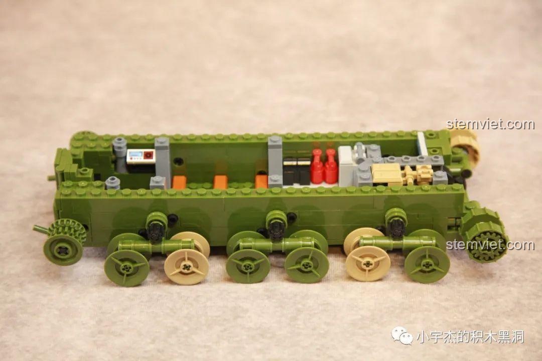 Lắp ráp hệ thống bánh xe và giảm xóc vào khung gầm của mô hình xe tăng Panlos 688005.