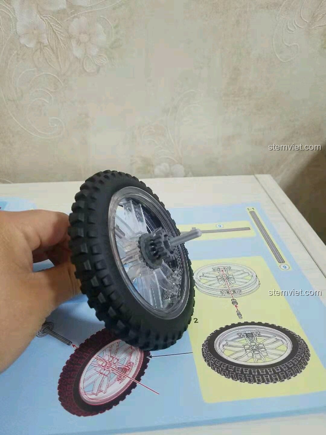 Bánh xe sau của mô hình Sembo 703302 đã được lắp ráp hoàn chỉnh với lốp gai và nhông.