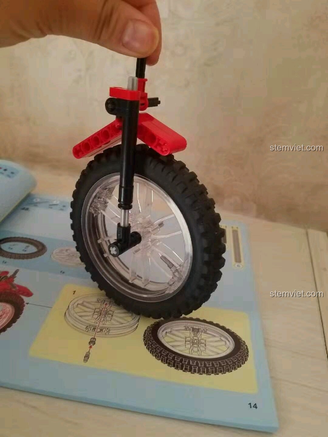 Bánh xe trước của xe đạp địa hình Sembo 703302 được lắp vào càng xe màu đỏ.