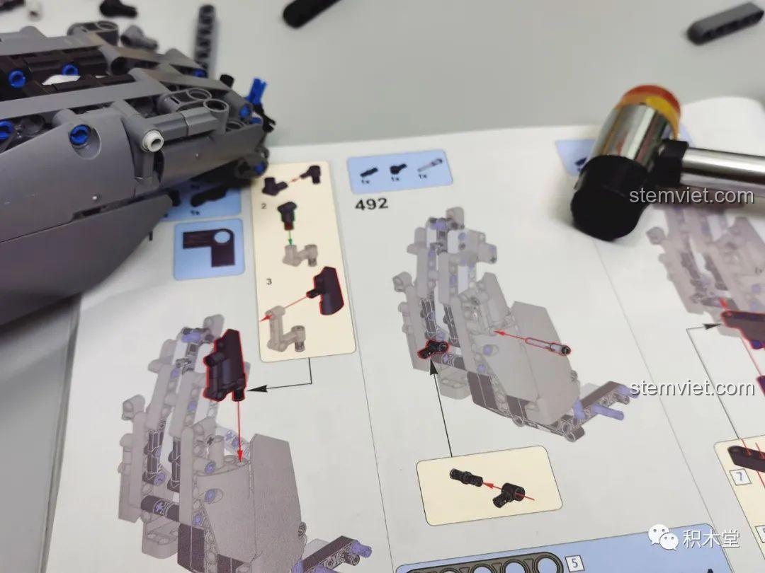 Lắp ráp bánh xe và lốp xe vào khung gầm của bộ lắp ráp Xe Trộn Bê Tông Tycole T4005.