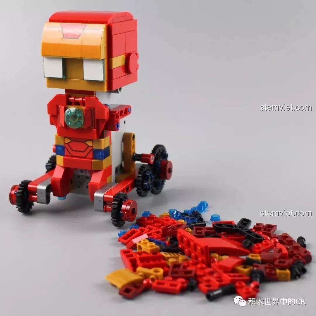 Giai đoạn lắp ráp khung và bánh răng cho hệ thống bánh xích của đồ chơi Robot Iron Man 13038.