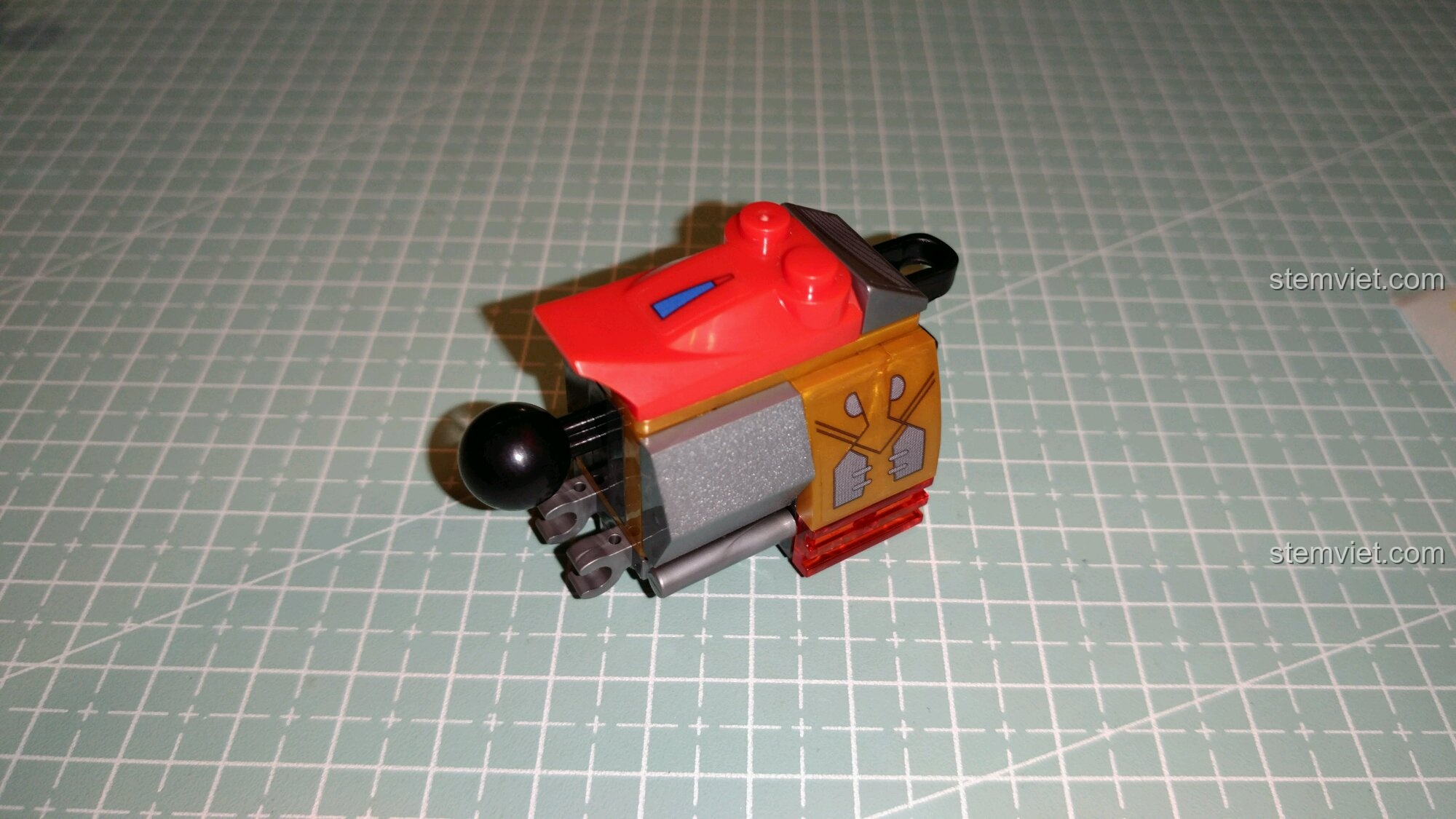 Lắp ráp phần bắp chân của bộ lắp ráp Iron Man Mecha MK16 cho trẻ em 6+, thiết kế nhiều lớp giáp.